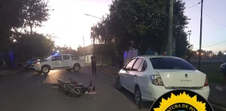 Accidente en Avenida Italia deja a motociclista con graves fracturas tras chocar contra un auto estacionado
