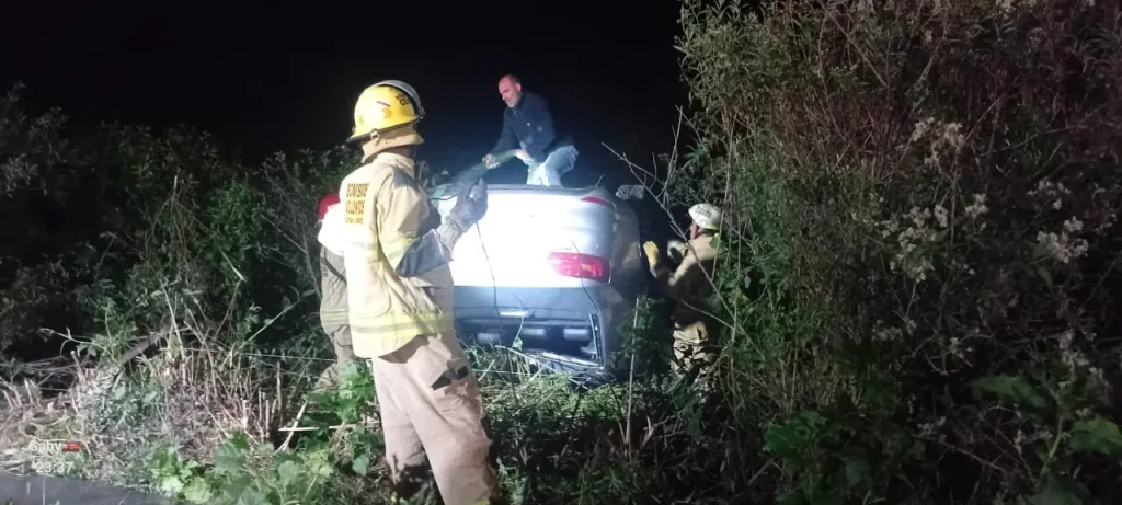Auto volcado en la Autovía 12: Vialidad Nacional no autorizó el retiro y el dueño debió contratar una grúa privada