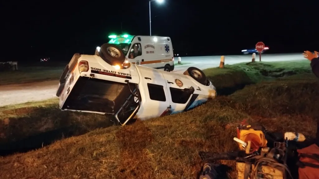 Accidente de un móvil de Bomberos Voluntarios de Ceibas mientras acudía a un siniestro vial