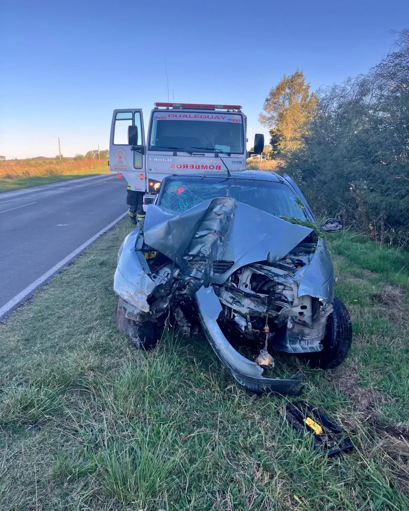 Accidente en Ruta 11: un auto despistó y chocó contra un árbol