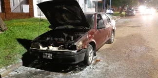 Un auto se incendió en Bv. 12 de Octubre: un Renault 19 quedó destruido por un desperfecto mecánico