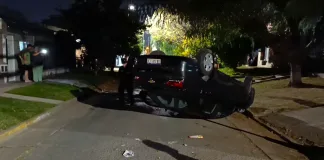 Paraná: conductor perdió el control al salir de su casa y volcó el auto frente al garaje