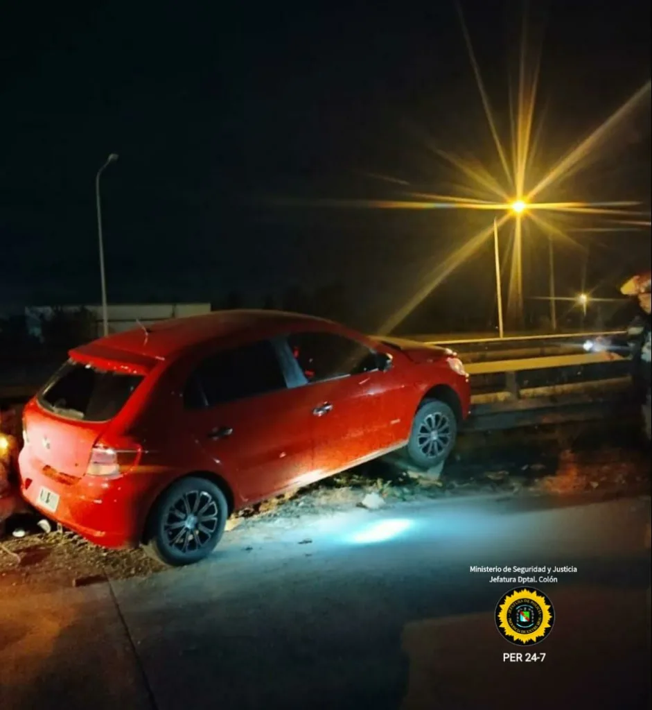 Un auto despistó en el acceso a San José de la Autovía 14