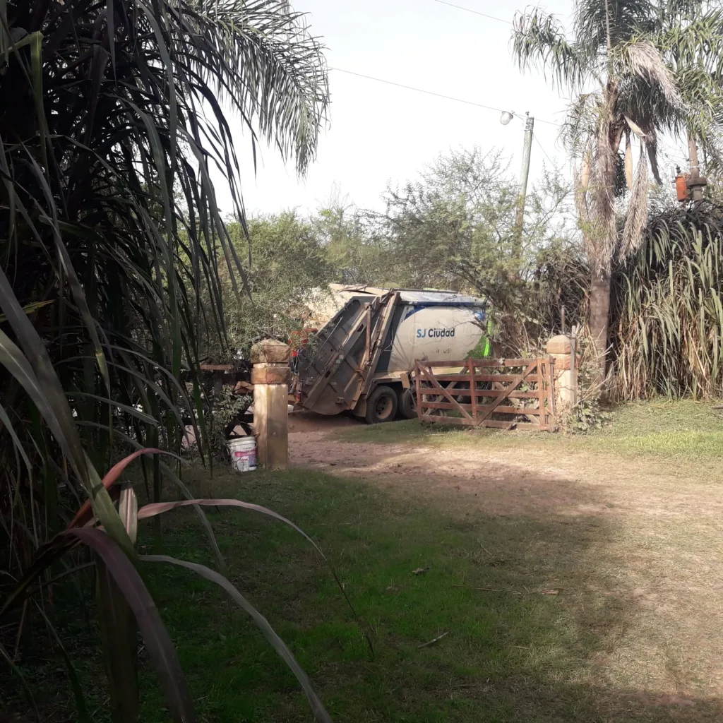 Dan curso a un amparo por un basural clandestino al lado de una escuela en Colón