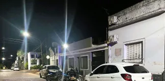 Un hombre sufrió fractura tras chocar su moto con un auto estacionado