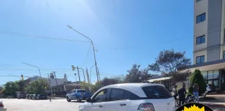 Concepción del Uruguay: moto colisionó con un auto y una mujer resultó con lesiones leves