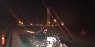 Un motociclista chocó con un caballo que estaba suelto en la calle