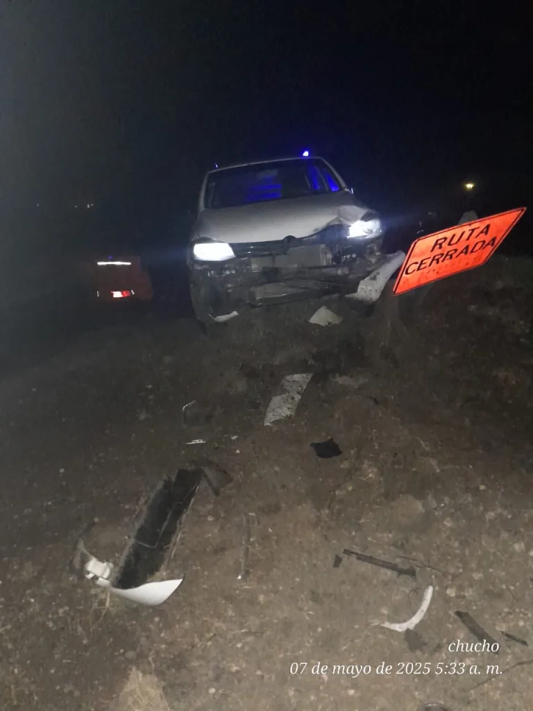 Autovía 18: un vehículo impactó contra un montículo de tierra y deja dos personas heridas