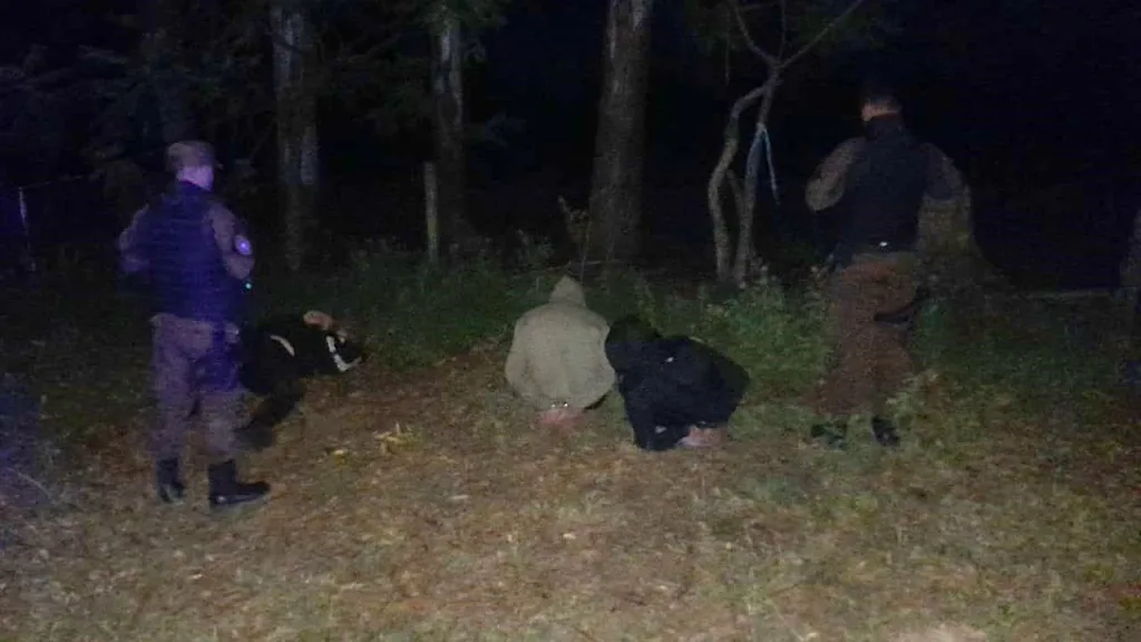 Violento asalto con armas en Federación: maniataron a una familia y volcaron al huir de la policía