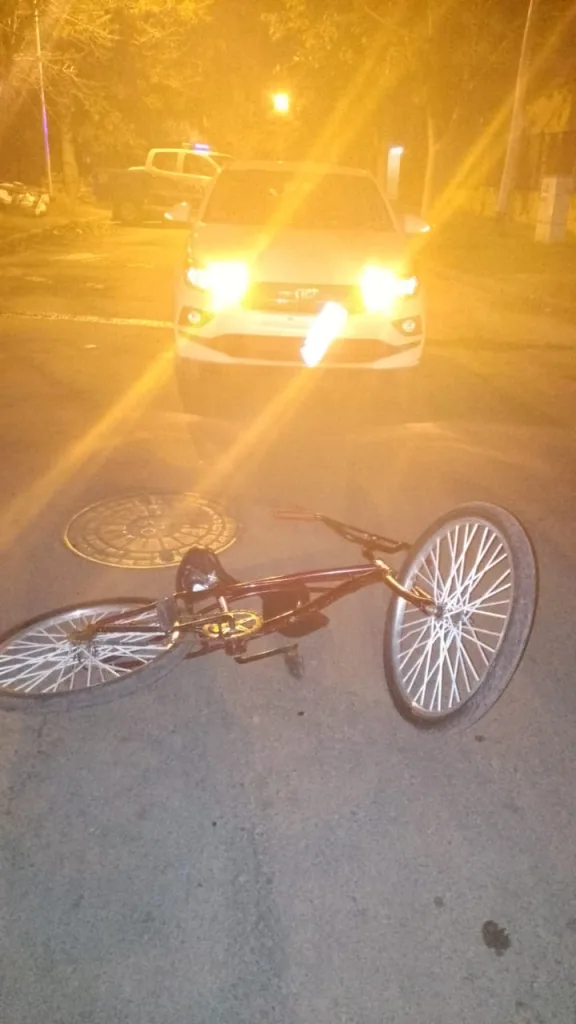 Siniestro vial: menor en bicicleta fue hospitalizado tras impactar con un auto