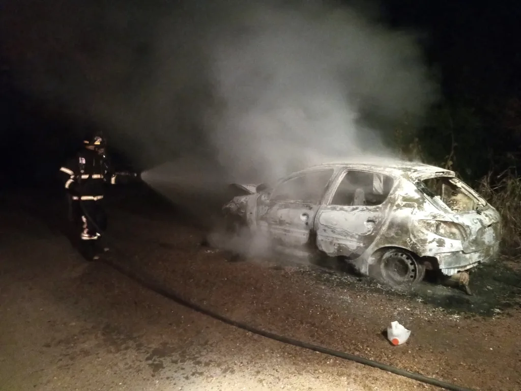 Se incendió un vehículo en Ruta «J» con pérdidas totales