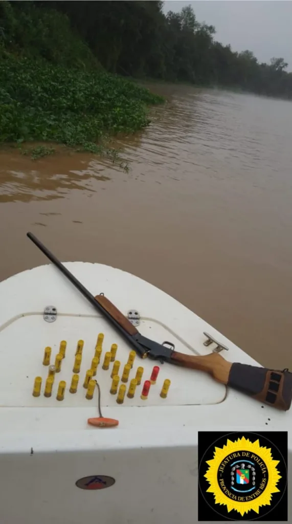 Secuestran arma de fuego en las islas del departamento Diamante: tres hombres quedaron supeditados a la causa