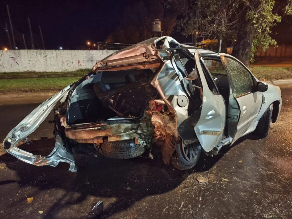 Accidente de tránsito en Concordia: un auto colisionó contra un árbol y dejó cuatro heridos