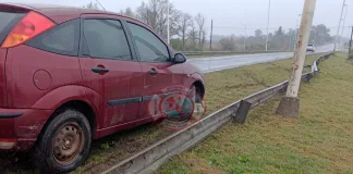 Accidente en el acceso a Concepción del Uruguay: un auto impactó contra el guardarrail
