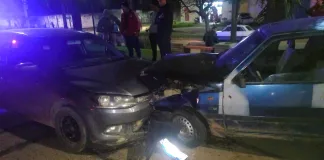 Impactante choque frontal en Boulevard Sansoni: un auto sin frenos cruzó de carril y embistió a otro
