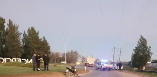 Accidente en la rotonda de Ruta 39 y Ex Ruta 42: motociclista cayó y su moto fue embestida por un camión