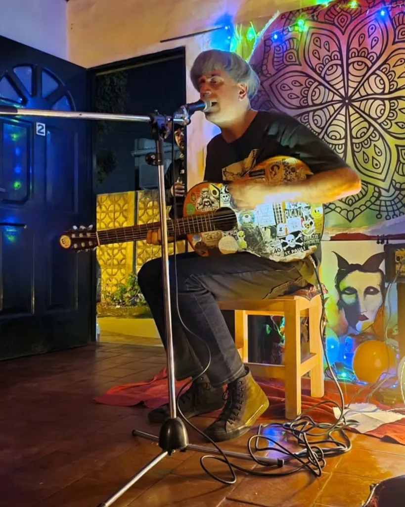 BILLORDO llega a Concepción del Uruguay con su guitarra y su folk punk rebelde