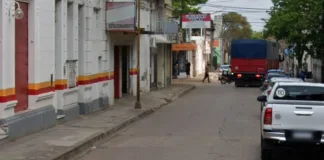 Dio marcha atrás y no vio a un peatón: chocó a un hombre de 81 años frente a un supermercado