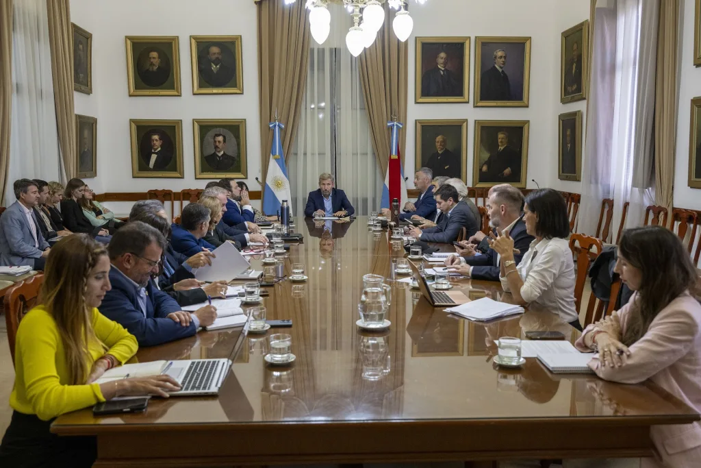Frigerio encabezó una nueva reunión de gabinete donde analizaron el traspaso del Palacio San José
