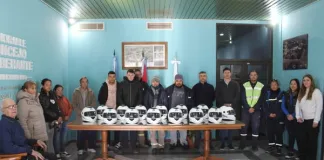 Pronunciamiento: entregaron más de 100 cascos homologados a motociclistas