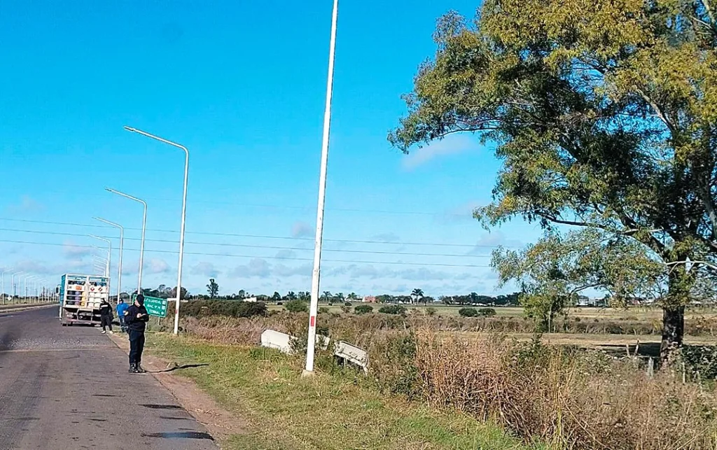Siniestro vial en Ruta 20: dos adultos mayores hospitalizados tras impactar contra un camión