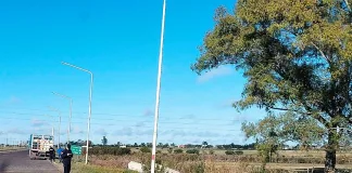 Siniestro vial en Ruta 20: dos adultos mayores hospitalizados tras impactar contra un camión