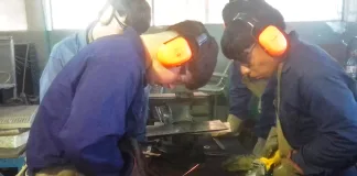 Estudiantes de la escuela técnica de Colón fabrican nuevamente salamandras para donar a familias que las necesiten