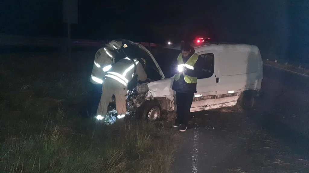 Choque de un utilitario contra guardarraíl en la Autovía 12