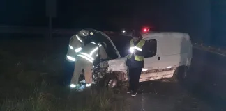 Choque de un utilitario contra guardarraíl en la Autovía 12