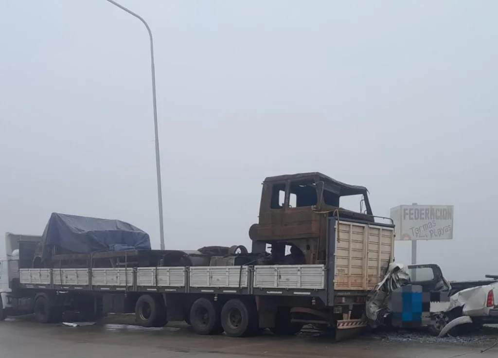 Trágico siniestro vial en el acceso a Federación: un fallecido tras impactar contra un camión detenido