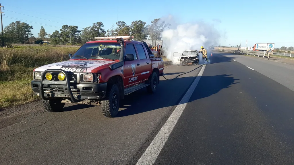 Incendio de vehículo en Autovía 14