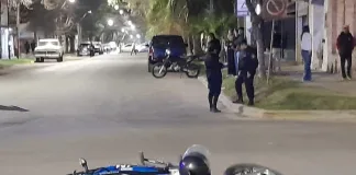 Joven de 17 años sin casco resultó herido tras choque con una moto policial