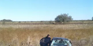 Se quedó dormida al volante mientras viajaba y terminó volcando