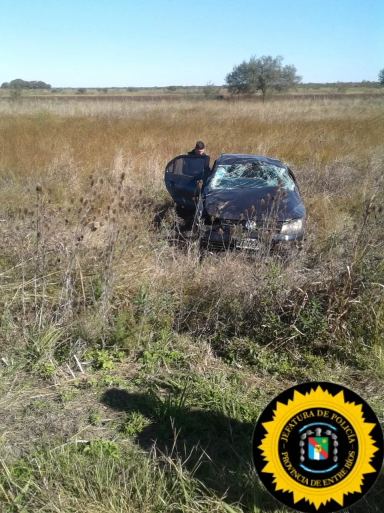 Se quedó dormida al volante mientras viajaba y terminó volcando