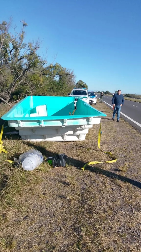 Siniestro vial en la Autovía 12: camioneta chocó contra una pileta caída sobre la calzada