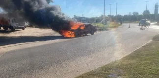 Se incendió un auto en la rotonda del monumento