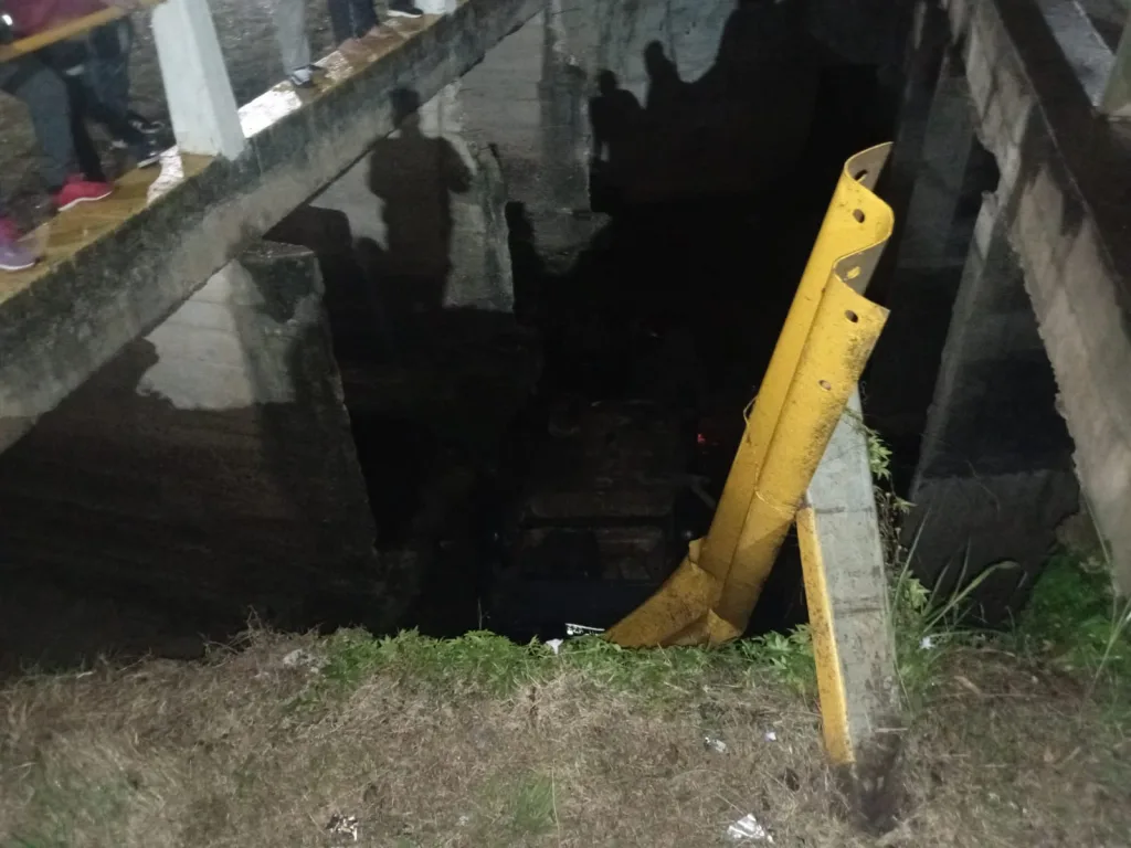 Auto choca contra un árbol y cae al vacío desde un puente en Chajarí