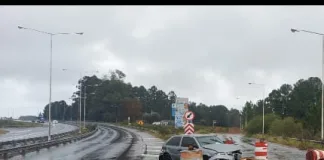 Despiste en Ruta Nacional 14: Un auto perdió el control al cruzar un espejo de agua