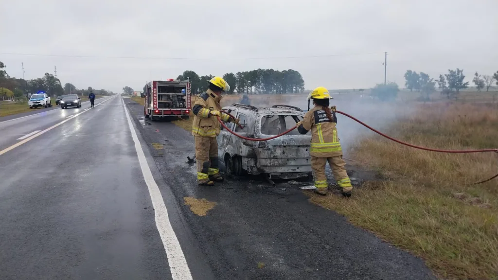 Siniestro vial en Ruta 12: un auto se incendió por completo