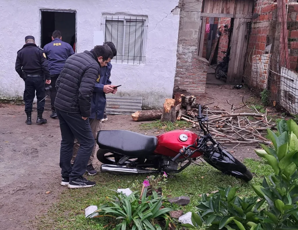 Allanamientos por robo a estación de servicio: detienen a 4 personas y secuestran armas, drogas y una moto