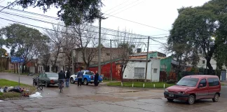 Dos siniestros viales en menos de una hora: una camioneta incrustada en un árbol y una mujer con lesiones leves