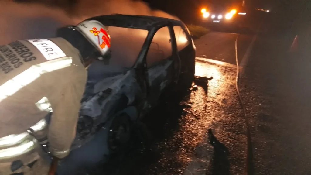 Incendio vehicular en plena Autovía 14: daños totales