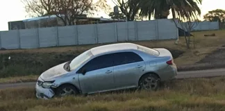 Ruta 14: un auto terminó en el cantero tras reventarse una rueda