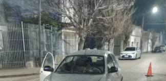 Joven motociclista sufre fractura de pierna tras chocar con un auto