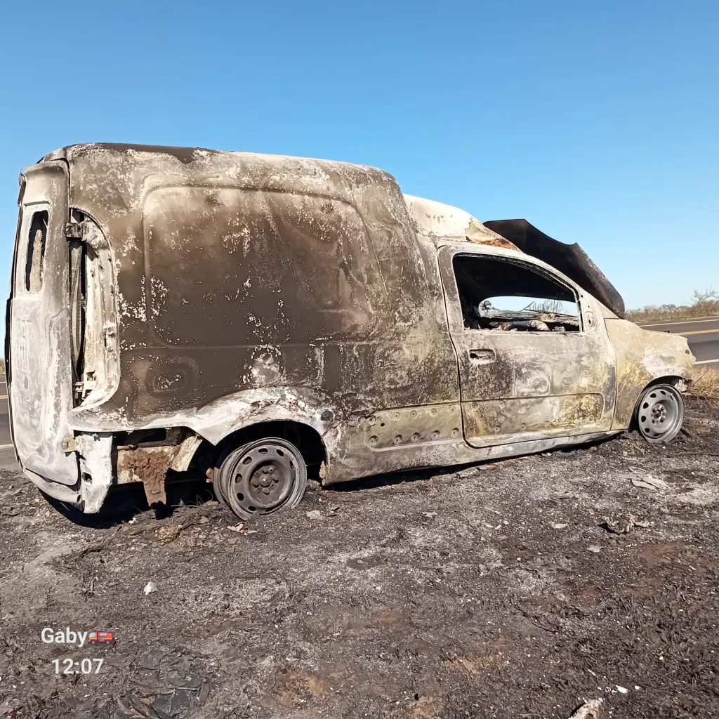 Utilitario se incendió por completo en Ruta 12