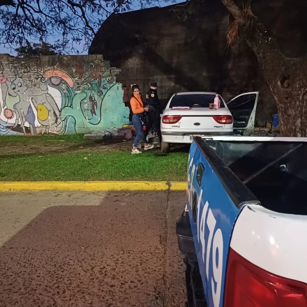 Conductora que estaba aprendiendo a manejar pierde el control y choca contra un muro