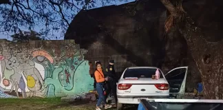 Conductora que estaba aprendiendo a manejar pierde el control y choca contra un muro