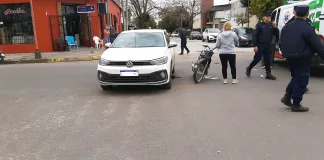 Motociclista con lesiones leves tras chocar contra un auto en Bulevar Yrigoyen y Ameghino
