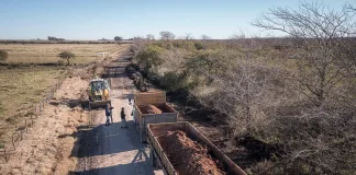 Trabajan en la recuperación de un camino rural en el departamento Uruguay