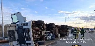 Choque entre camiones en la Autovía Gervasio Artigas terminó con un vuelco y demoras en el tránsito
